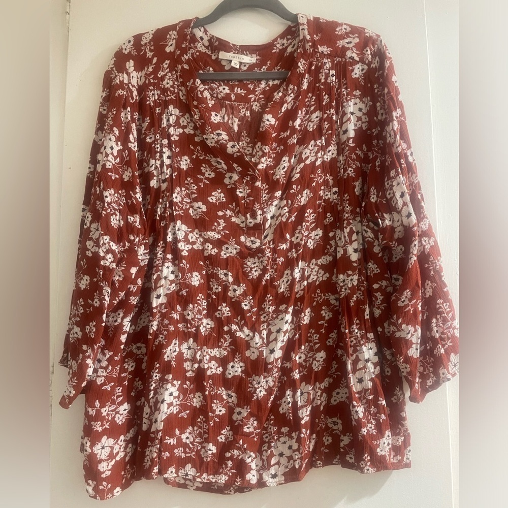 Rust and cream floral print blouse 2X. Fun 2 Fun